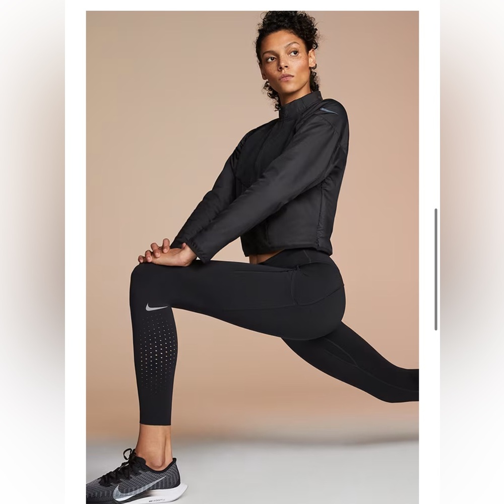 Like new women nike epic luxe leggings size medium black Drawstring and pockets